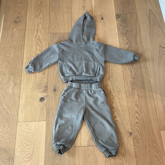 Nike sweatsuit - great qualityity, nice and think, quality details - Picture 1 of 5